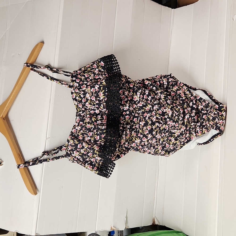 NWOT Kona Sol Women's sz M One piece Floral Swimsuit w/built-in bra
